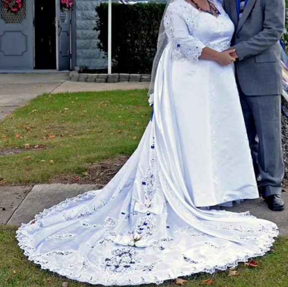 David's Bridal Dresses & Skirts - Davids Bridal Wedding gown w Outer Handmade Jacket